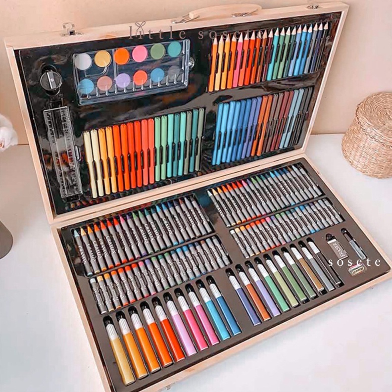 

KODE G28H Little Sosete Peralatan Gambar 18 Pcs Art Set Koper Kayu Pensil Warna Anak Crayon Spidol Cat Air Drawing Set Pensil Penghapus Alat Tulis Anak dengan Custom Nama Kado Hampers Souvenir untuk Ulang Tahun Anak Anak Kado Anak Ulang Tahun di Seko