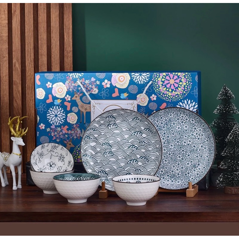 

Hampers Piring dan Mangkok Natal