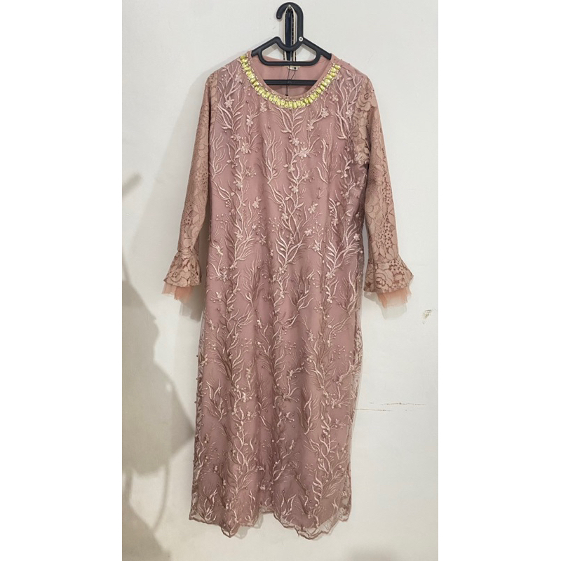 dress brukat pink by Carissa Butik