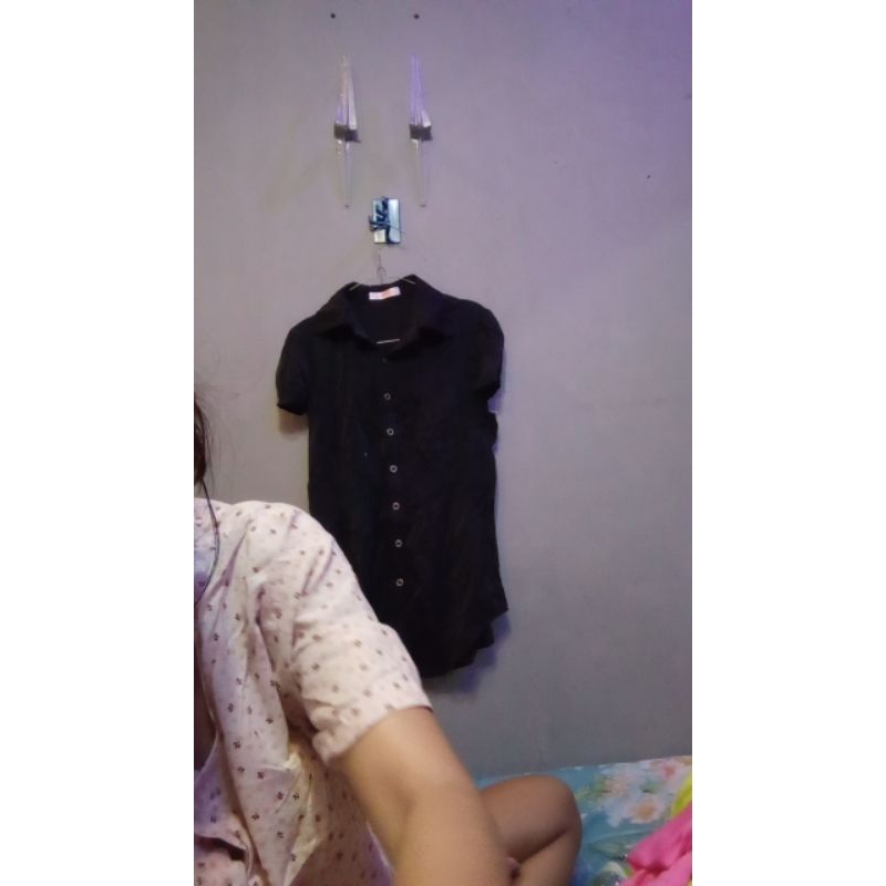 kemeja hitam kancing