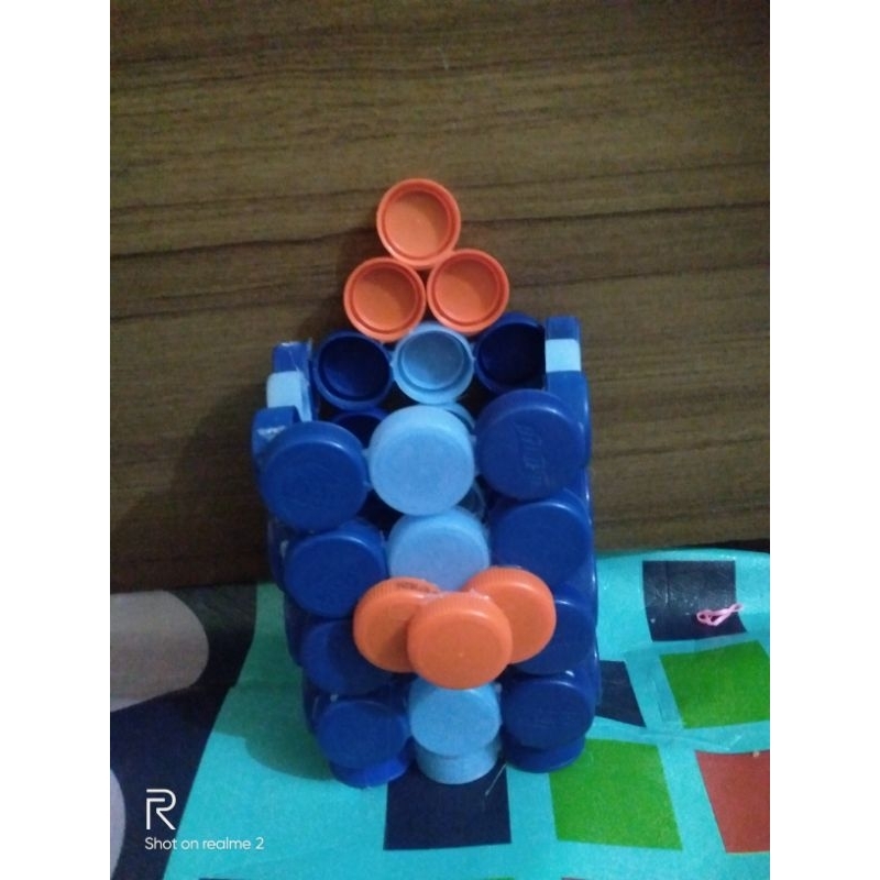 

tempat pensil dari tutup botol