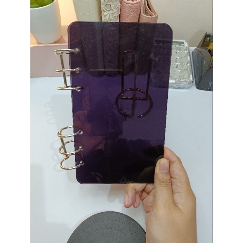 

Binder Akrilik Hitam Transparan A6