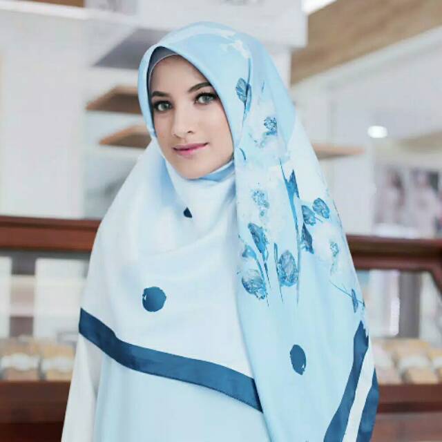 SALE ZOYA HIJAB SEGI EMPAT MOTIF LOVISA SCARF SATIN