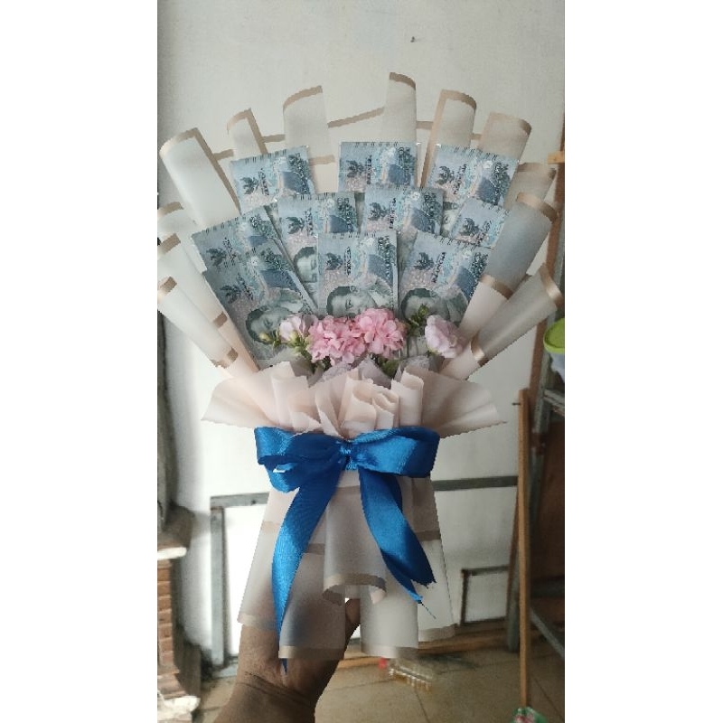 buket uang. /10 lembar uang 2000an.