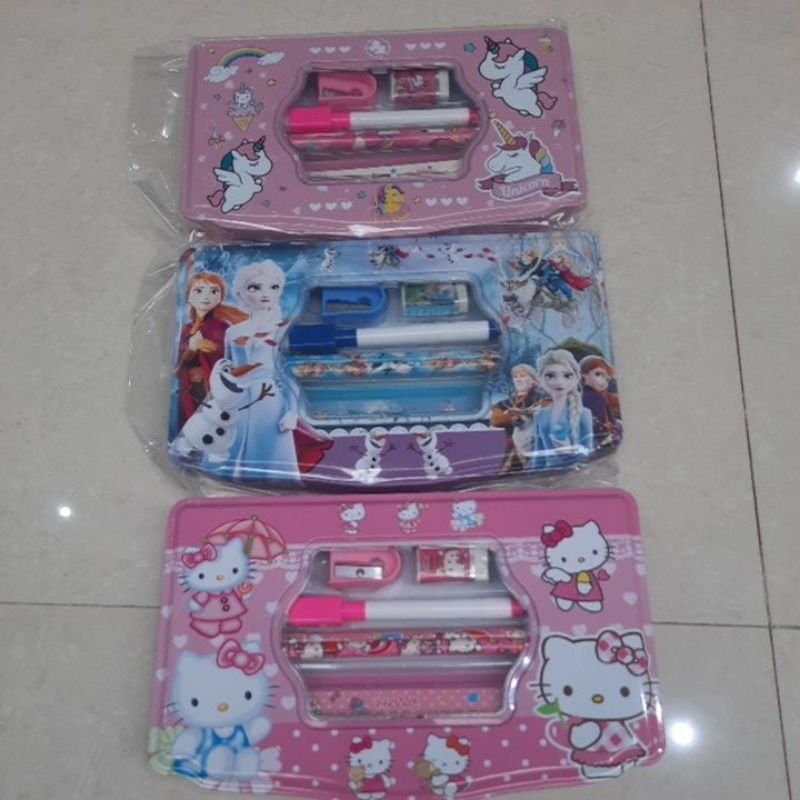 

Tempat Pensil SCO-825 plus isi dan papan tulis plus spidol motif anak cewek/perempuan