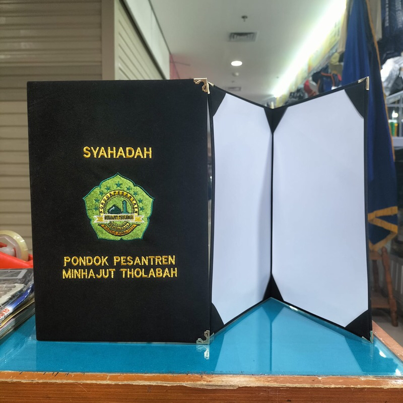 

Map castum logo bordir bahan beludru premium