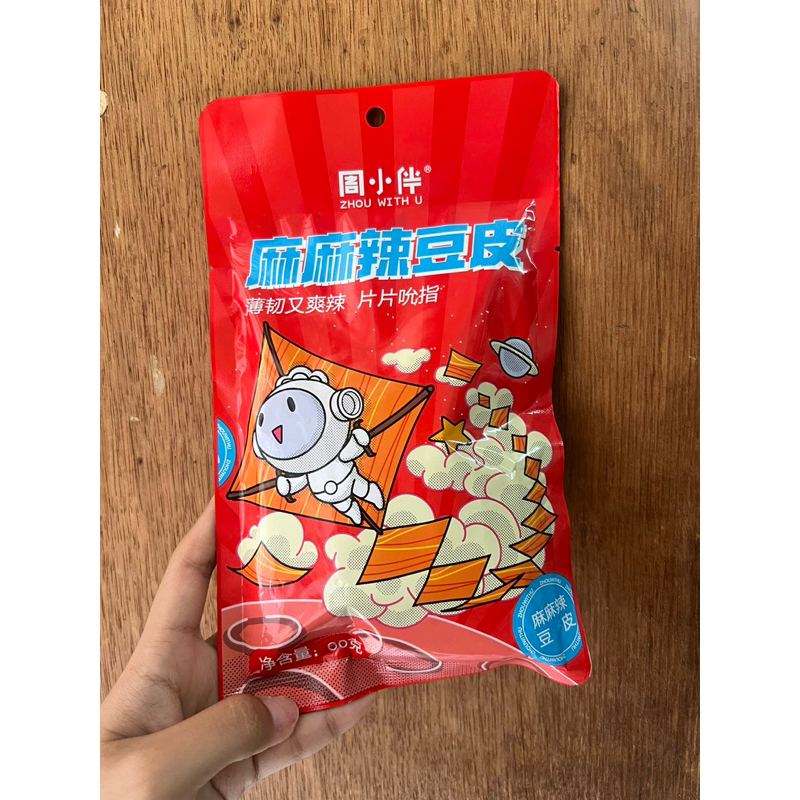 

Cemilan instan kulit tahu ma ma la dou pi 麻麻辣豆皮 / doupi