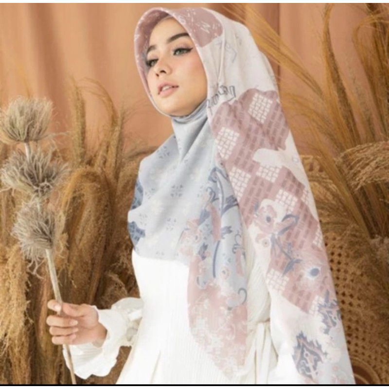 Scarf Wearingklamby Preloved