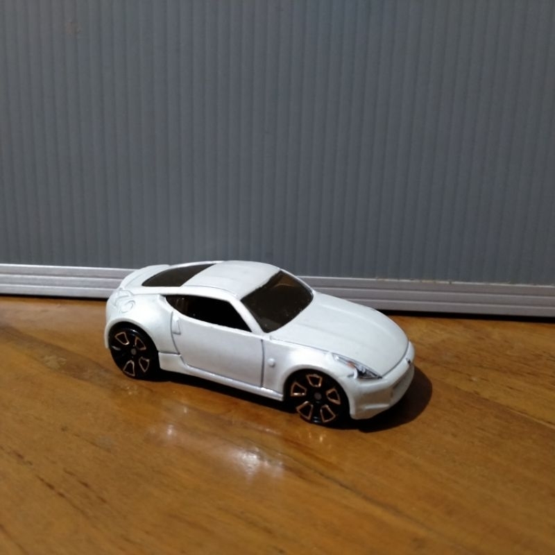 hotwheels Nissan 370z putih loose