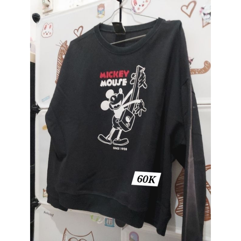 PRELOVED Sweater Nevada Disney Hitam