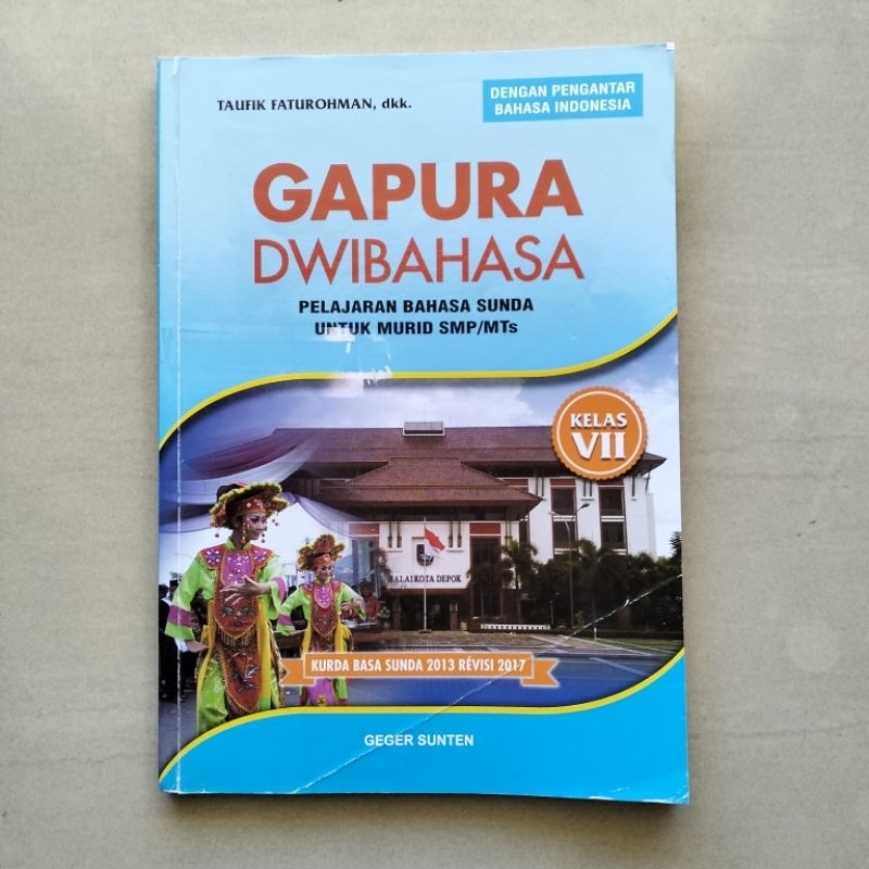 

Buku Gapura Dwibahasa Pelajaran Bahasa Sunda Kelas VII SMP Kurikulum 2013 (Edisi Revisi 2017) oleh Taufik Faturohman, Budi Rahayu Tamsyah, dan Dea Lugina