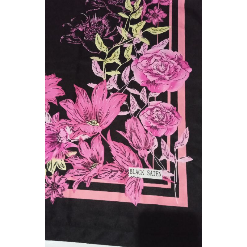 hijab persegi hitam satin licin
