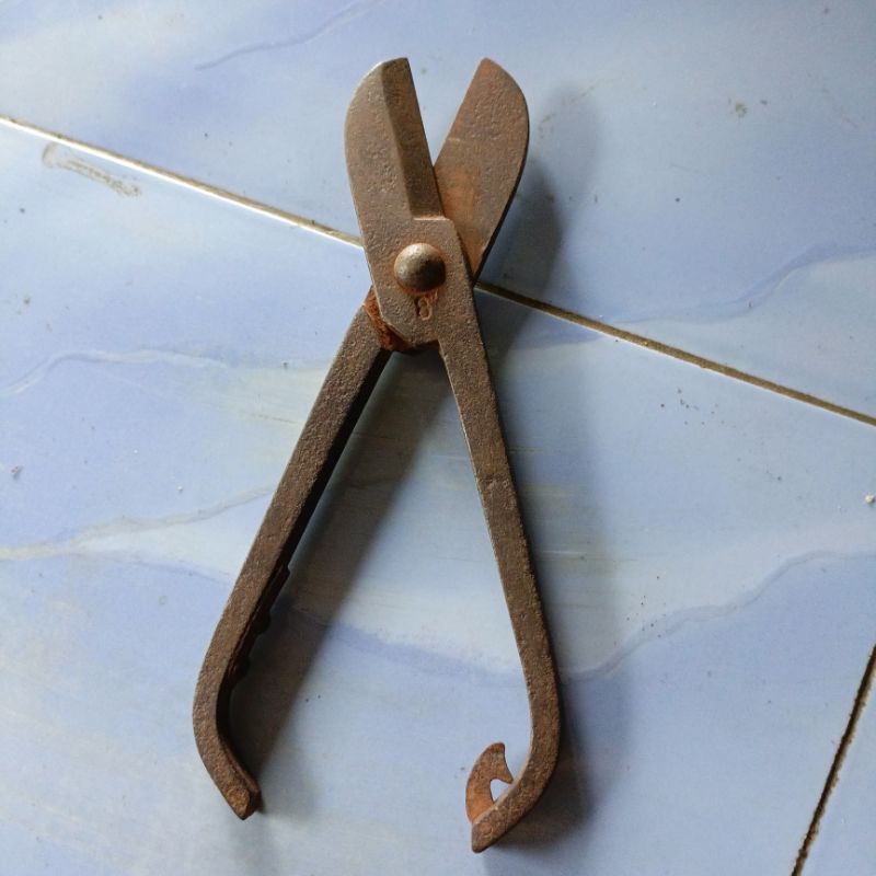 

gunting besi jadul antik lawas