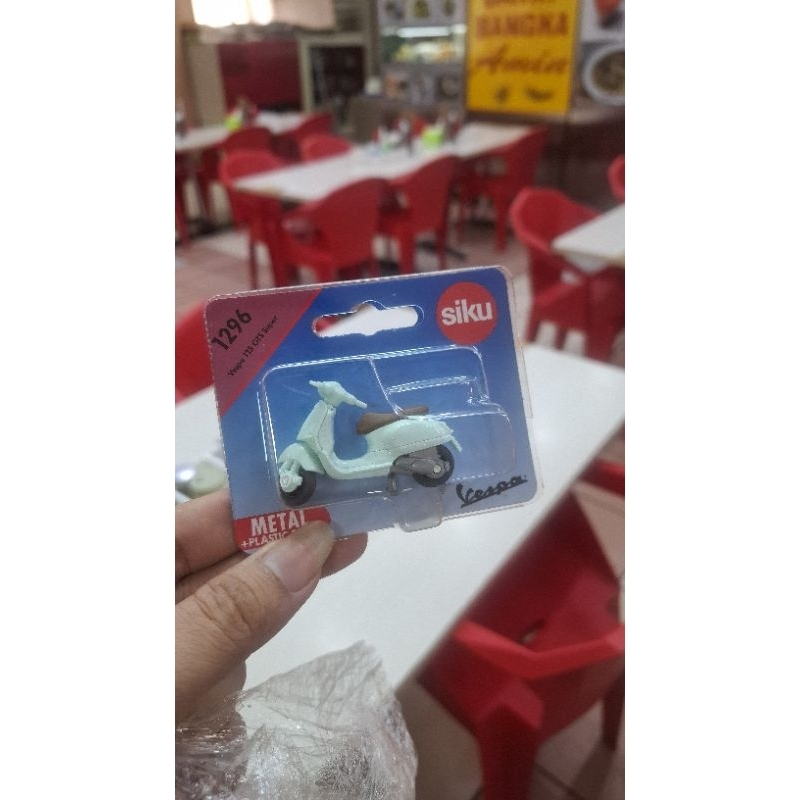 Diecast vespa merek Siku