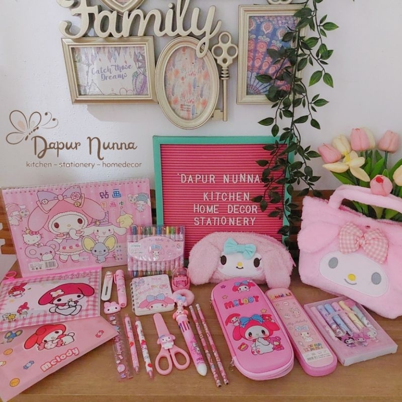 

DAPUR NUNNA ALAT MEWARNAI MELODY PINK PART 1 | PERINTILAN MELODY PINK | SERBA SERBI MELODY PINK | ALAT TULIS MELODY | TAS BULU MELODY PINK | POUCH SANRIO | TEMPAT PENSIL SANRIO