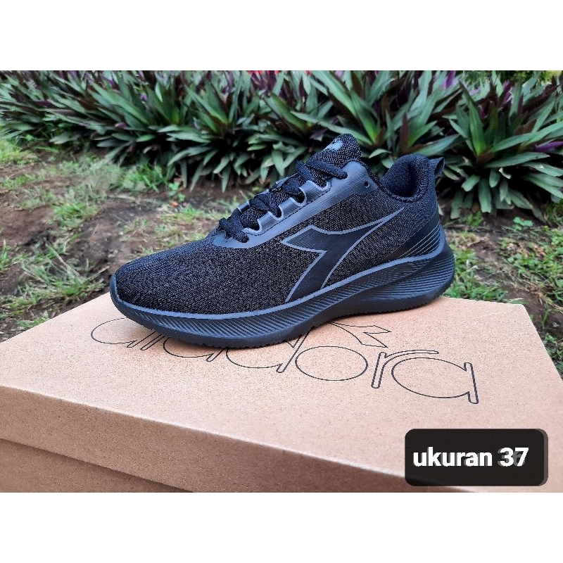 sepatu sekolah warna hitam polos diadora full black original