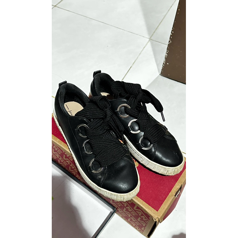 sepatu sneakers stradivarius 37 NETT