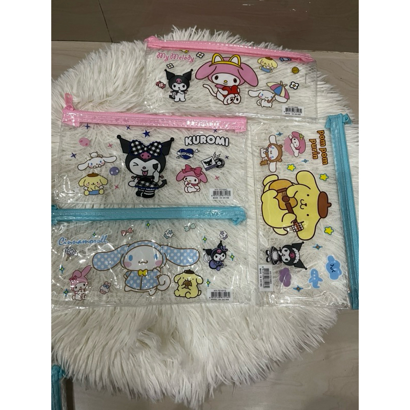 

KotakPensil/PouchPlastikMotifSanrioMelodyKuromiPompurinCinamorol/PouchBeningSanrioMutifungsi