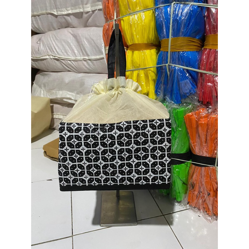 

(1 LUSIN = 12 PCS) TAS HAJATAN SERUT SPUNBOND LV / BATIK 22x22 TINGGI / TAS WALIMAH / TAS NASI BOX / TAS BELANJA