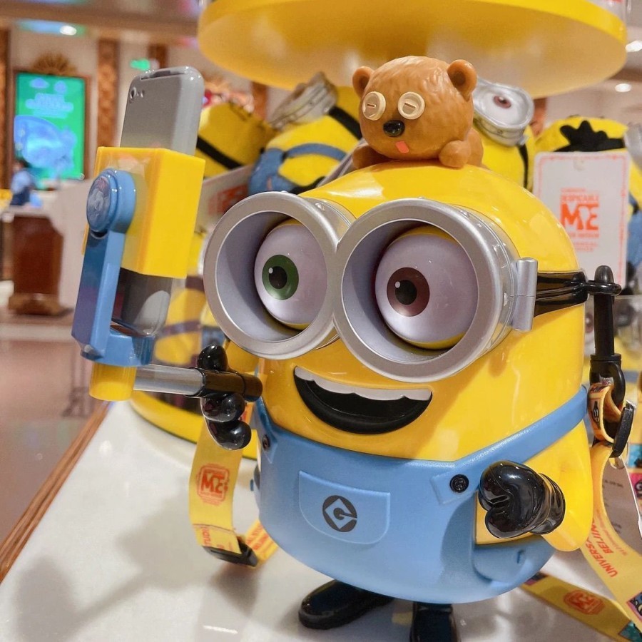 

tempat taruh popcorn bucket minion and bear selfie universal studio