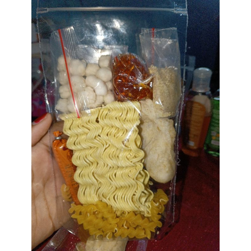 

Seblak Mie, makaroni ulir, mix toping cuanki, Cikur dan sosis