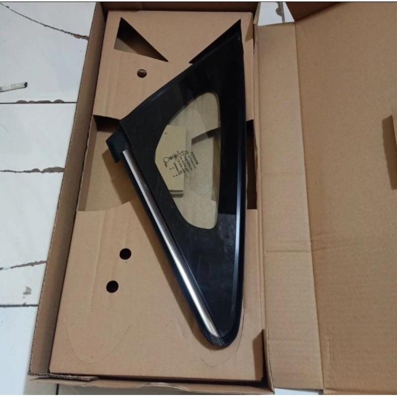 Kaca Segittiga Samping Innova Venturer Original Toyota
