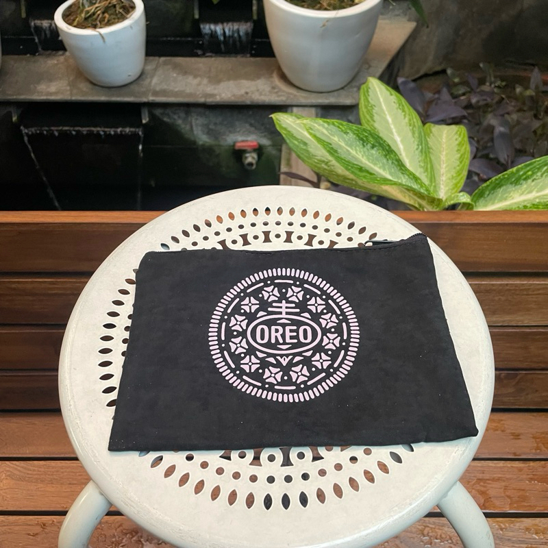 

Oreo Pouch Tempat Pensil Alat Tulis Dompet Bahan Lemas Warna Hitam Black dengan Resleting