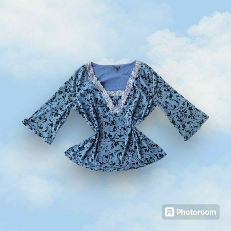 Blue Floral V-neck Lace Top | atasan blouse renda motif paisley batik ukiran bunga flower y2k coquet
