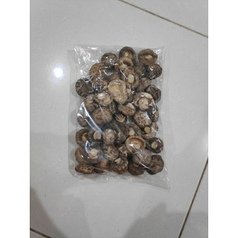 

Jamur shitake / hioko premium mini ukuran 2-3cm (100gr)