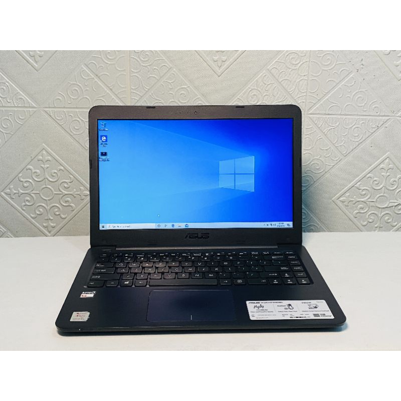 Laptop Asus E402y Ram 4 GB Hardik 1 TB