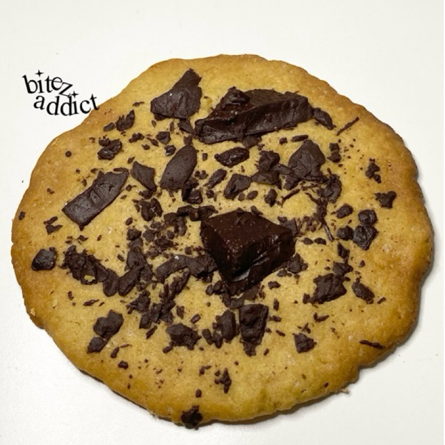 

bitez.addict | giant soft thin choco cookies