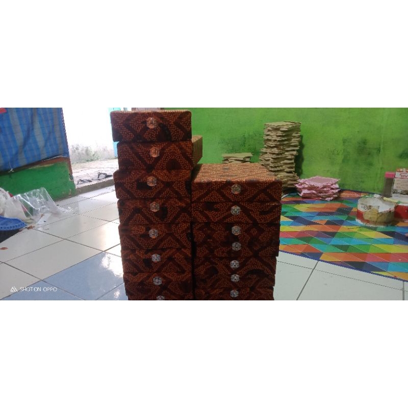 

BOX PLAKAT BATIK MURAH BOX BATIK BOX PLAKAT BATIK AKRILIK .UKURAN PLAKAT 12X20X4