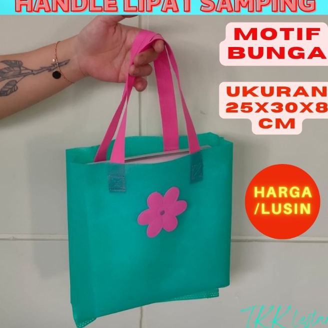 

Premium Tas spunbond lipat samping motif bunga 25x3x8cm harga 1lusin tas spunbond tali lipat samping tas spunbond bermotif bunga tas hajatan motif bunga tas souvenir unik goodie bag tas acara syukuran tas acara hajatan