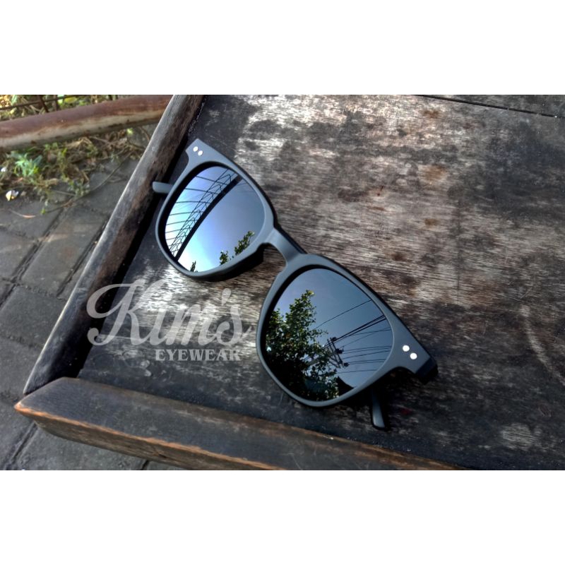 kacamata kotak hitam pria