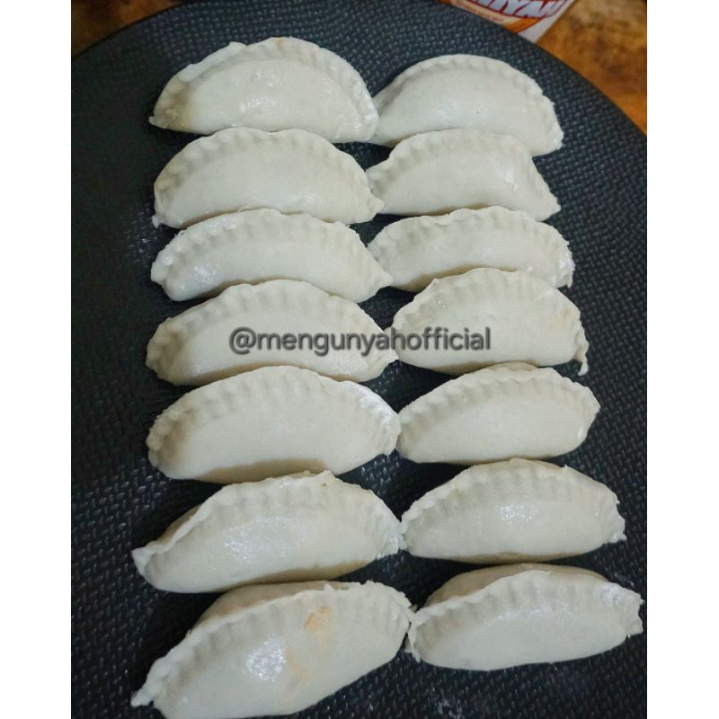 

Cireng Isi Ayam Suwir Pedas Level 1 Homemade Isi 20pcs Kemasan Vacum setengah matang