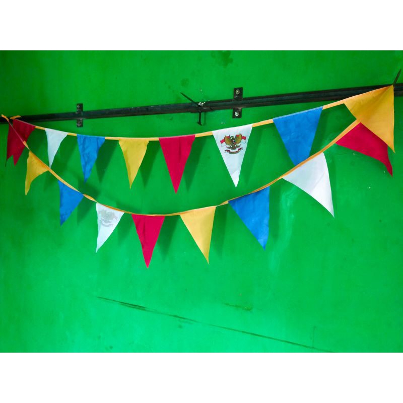 Bendera segitiga warna warni