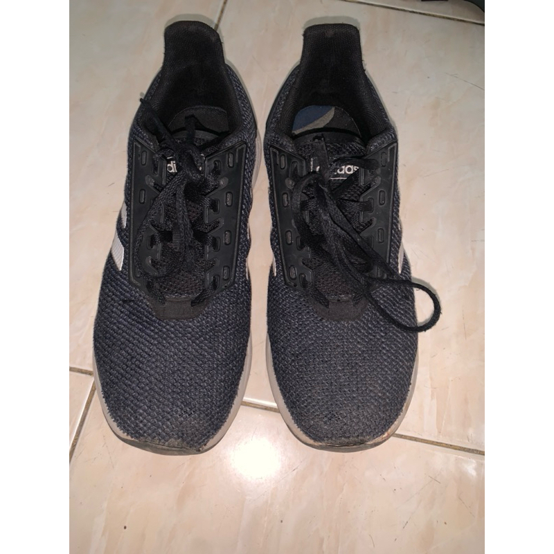 sepatu lari adidas