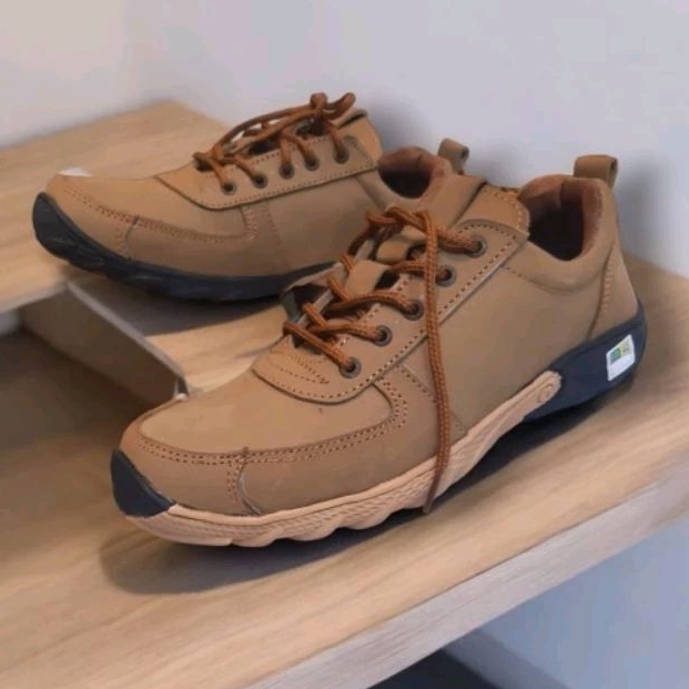 SEPATU SNEAKERS PRIA KULIT SAPI ASLI OUTSOL KARET