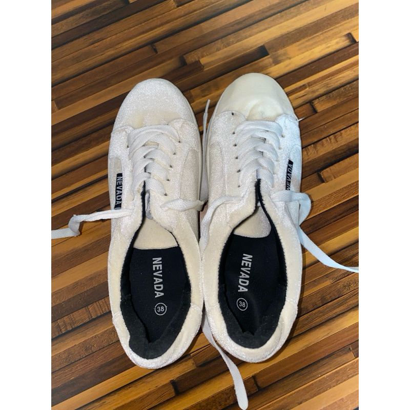 SEPATU PUTIH VELVET NEVADA (BAHAN BLUDRU)