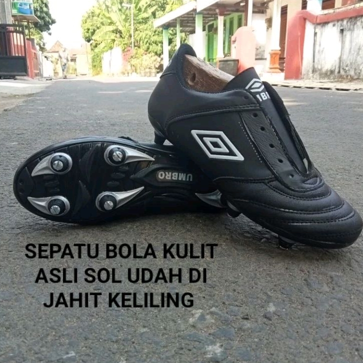Sepatu olahraga sepak bola pul besi outsole sudah jahit keliling