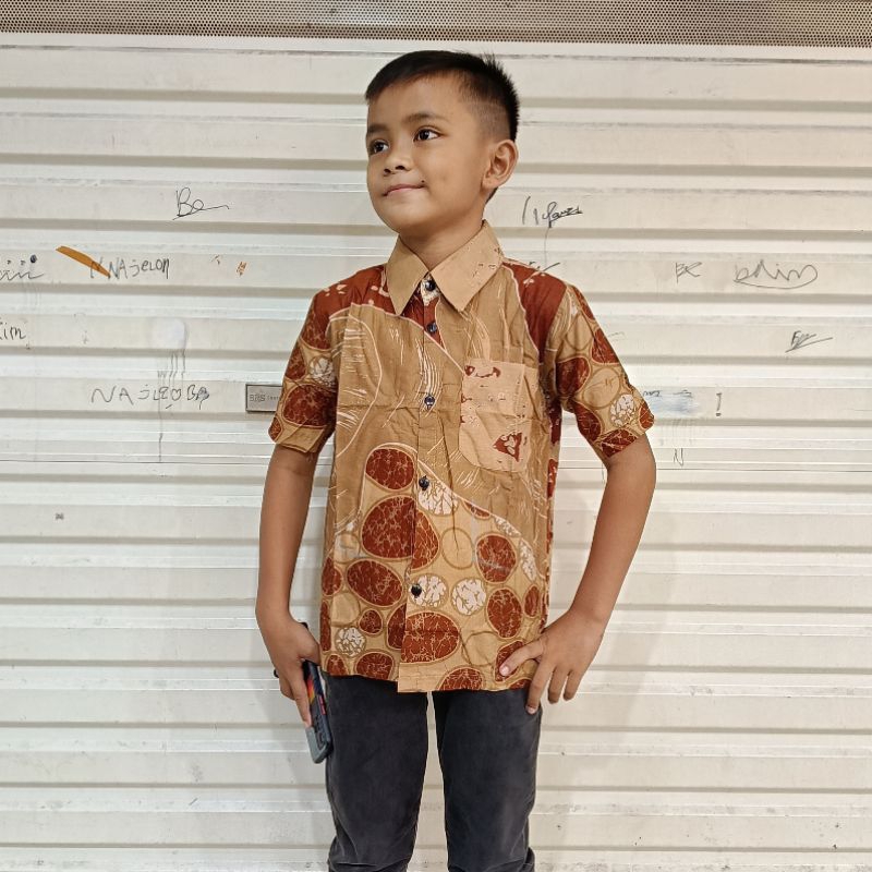 Fatih Batik Medan Batik Anak Laki-Laki Lengan Pendek Coklat Bahan Katun CP1739