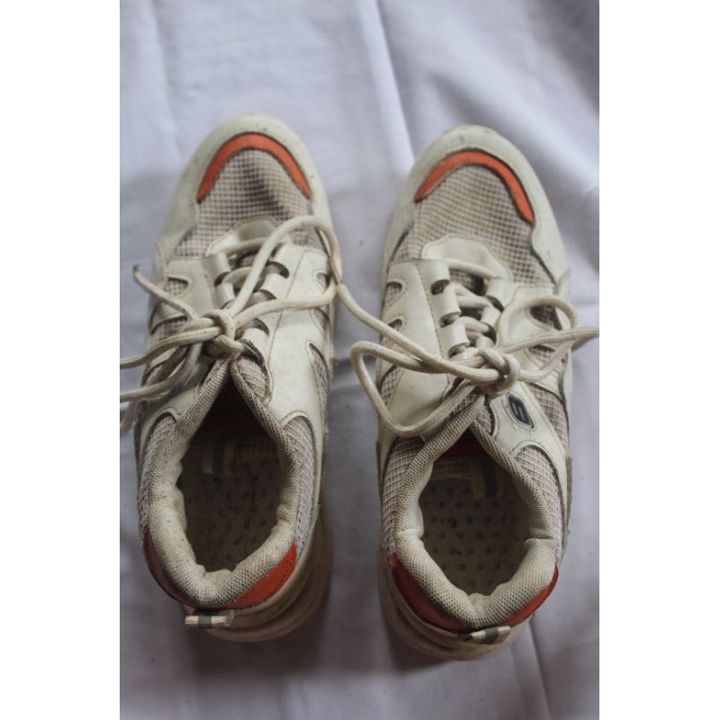 PRELOVED SEPATU PUTIH