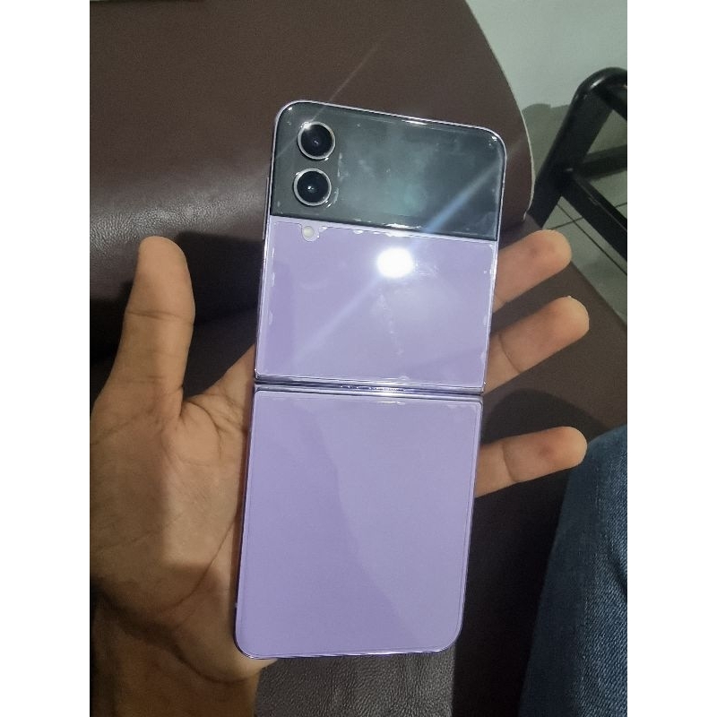 Samsung Galaxy Flip 4 ram 8/256 minus layar bergaris dan hp mati saat dilipat