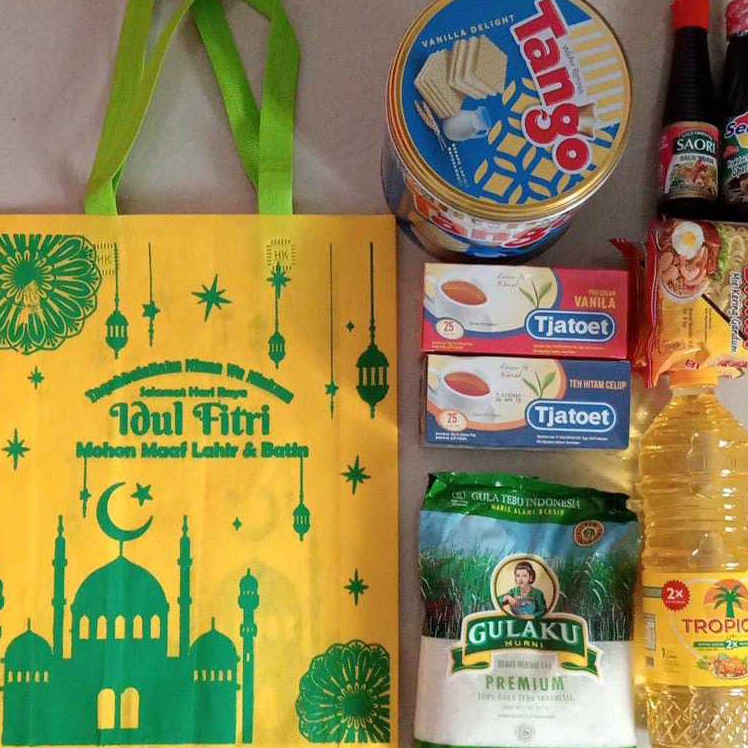 

Beli 12 pcs Tas Idul fitri Spunbon 3x4 handle lipat samping Goodie Bag lebaran Lusin uk 3x4x8