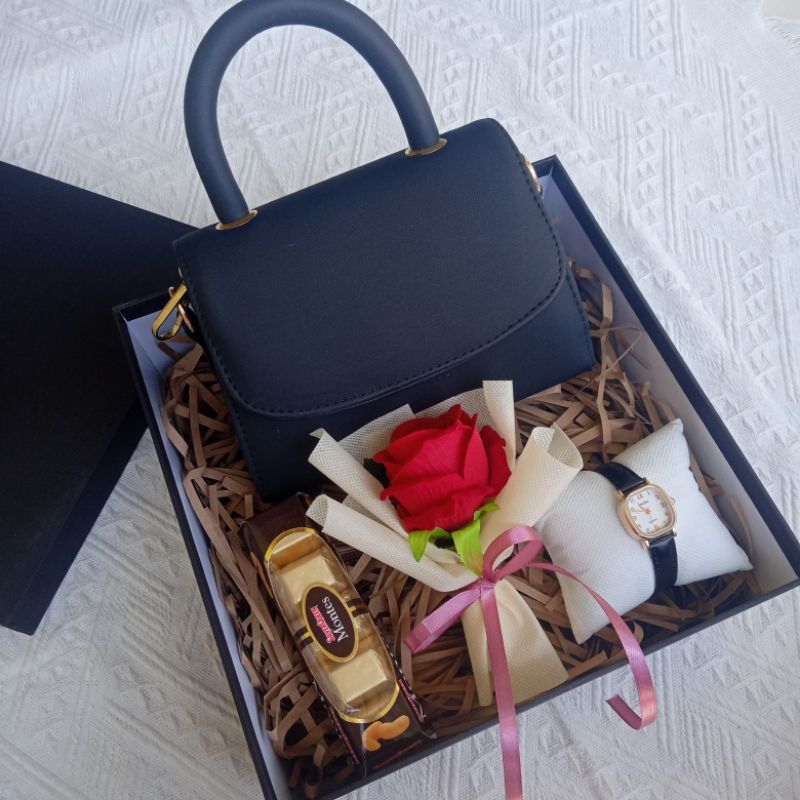 

KADO CEWEK HADIAH ISTRI KADO TAS WANITA SELEMPANG HAMPERS GIFT KADO ULANG TAHUN