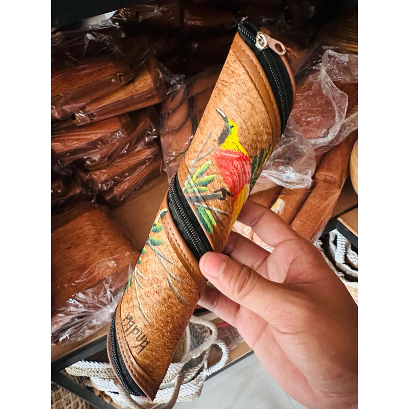 

Tempat pensil kulit kayu lukis rajawali papua