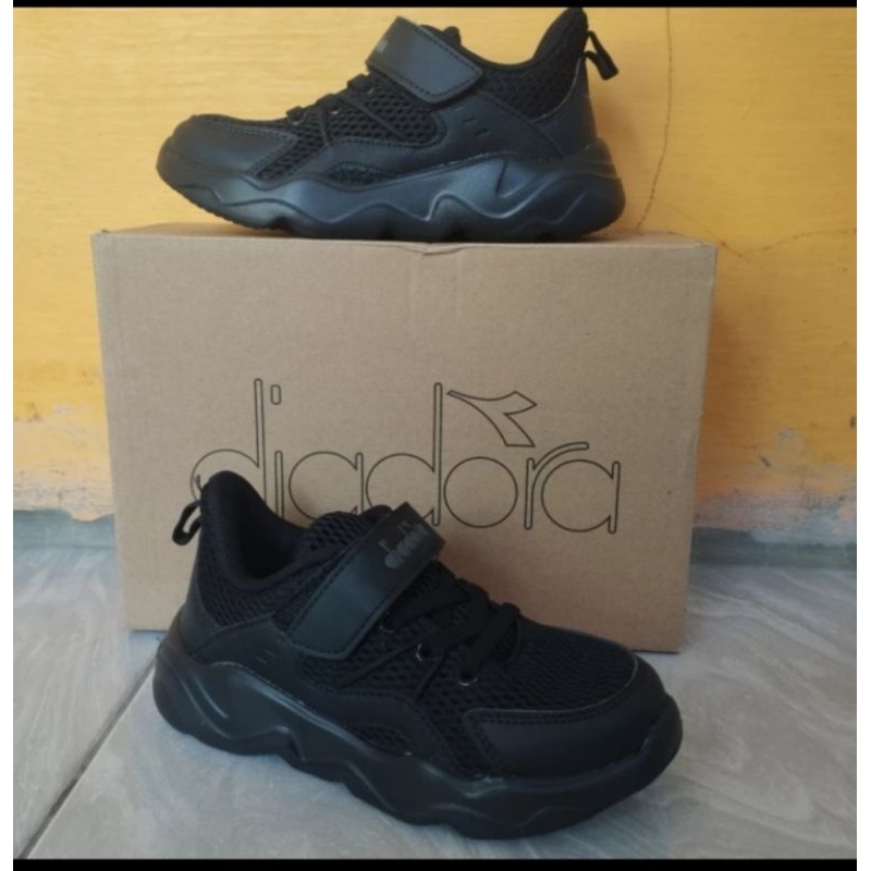 Sepatu Anak Diadora Hubert
