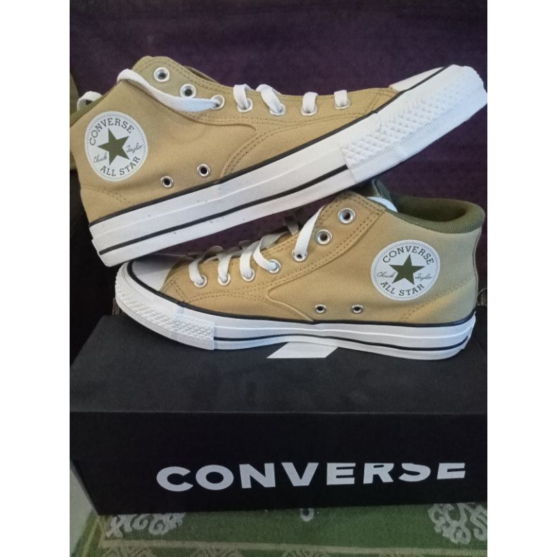 sepatu Converse warna kuning ORI size 43 Made in Vietnam. (box minus agak sobek dikit slide 2)