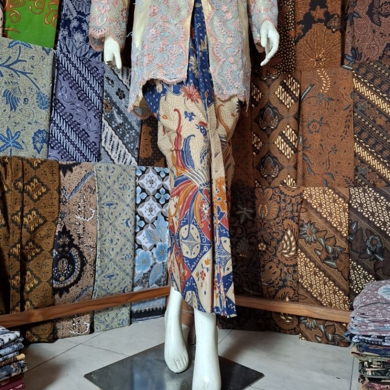 Kain Batik Rok Wiru Selendang dan Blangkon Solo Sunda Motif Burung Merak Merah Biru Kebaya Bridesmai