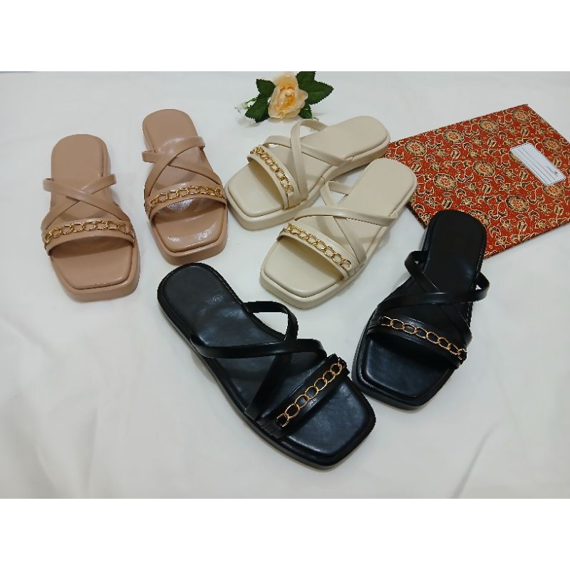 sandal wanita terbaru kekinian dengan model silang rantai nyaman dan empuk saat di pakai ke mana pun